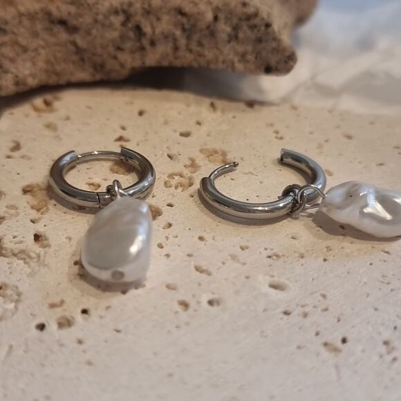 New ZARA Silver Huggie Hoop Earrings with Pearl Drops - Picture 4 of 7